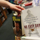 El libro 'No Easy Day', escrito por el Navy SEAL Matt Bissonnette, sobre la operación que acabó con la vida de Bin Laden.-Foto: AFP / SPENCER PLATT