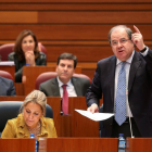 El presidente de la Junta de Castilla y León, Juan Vicente Herrera (D), durante su intervención en el pleno de las Cortes de Castilla y León-Ical