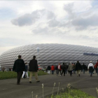 Seguidores del Bayern llegando al Allianz Arena.-MICHAELA REHLE