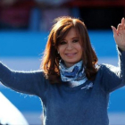 Cristina Fernández de Kirchner saluda durante un mitin en Buenos Aires, el pasado 20 de junio.-REUTERS / MARCOS BRINDICCI
