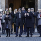 El presidente de la Generalitat, Carles Puigdemont (c), y la presidenta del Parlamento, Carme Forcadell (2i), junto al expresidente Artur Mas (2d); la exvicepresidenta Joana Ortega (i) y la exconsellera Irene Rigau (d).-EFE