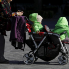 Una mujer con dos niños en Pékin, China. /-KIM KYUNG-HOON (REUTERS)