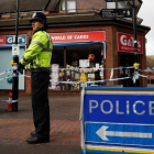 Dos policías británico custodia la zona de Salisbury donde fue envenenado Sergei Sripal y su hija Yulia.-ADRIAN DENNIS / AFP