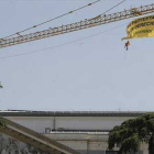 Activistas de Greenpeace despliegan una bandera en el Congreso de los Diputados para mostrar su rechazo a la 'Ley Mordaza' bajo el lema "La protesta es un derecho".-Foto: AGUSTÍN CATALÁN
