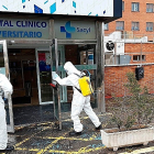 Personal desinfectando un centro hospitalario