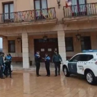 Agentes de la Policía Local y la Guardia Civil, cuerpos que atajaron el caso de abandono de menores, en Almazán. HDS