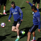 Gareth Bale y Casemiro, durante el entrenamiento de este sábado en la ciudad deportiva de Valdebebas.-KIKO HUESCA