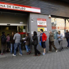 Cola de parados en en una oficina de empleo en Madrid.-ARCHIVO