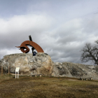 Instalación de la escultura dedicada al toro el Valonsadero. HDS