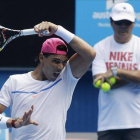 Rafael Nadal conecta un golpe ante su tío y entrenador, Toni Nadal, en un entrenamiento en Melbourne.-Foto: AP / MARK BAKER