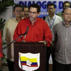 Pastor Alape (centro), negociador de las FARC, flanqueado por otros miembros de su delegación, este martes en La Habana.-Foto:   REUTERS / ENRIQUE DE LA OSA