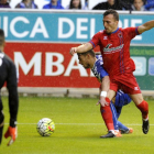 Luis Valcarce lucha por un balón con un rival.-ÁREA 11