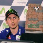 El piloto de Moto GP Jorge Lorenzo contempla el trofeo que se entregará el domingo al ganador del Gran Premio de Aragón 2015.-EFE