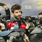 Gerard Piqué rodeado de medios de comunicación en un acto promocional.-EFE / MARTA PÉREZ