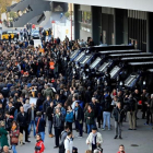 Los mossos controlan los accesos a la estación de Sants, rodeada por manifestantes independentistas.-/ FERRAN NADEU