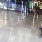 Imagen de las cámaras de seguridad del aeropuerto de Orly (París) donde se muestra al hombre abatido en el suelo de la terminal, el 18 de marzo.-REUTERS