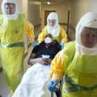 Sanitarios con los trajes de protección para atender a enfermos de ébola.-EL MUNDO