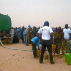 Personal de Intermón Oxfam distribuye agua potable en Mauritania.-Foto: EL PERIÓDICO