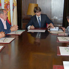Imagen de la reunión mantenida entre el alcalde capitalino y vecinos del barrio de Las Casas. / AYUNTAMIENTO -