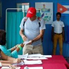 Un elector deposita su voto el domingo en un colegio electoral de La Habana.-EFE / ERNESTO MASTRASCUSA