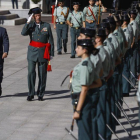 Juan Ignacio Zoido pasa revista durante el acto de despedida de la bandera del teniente general Pablo Martin Alonso.-EMILIO NARANJO (EFE)