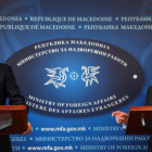 El ministro de Exteriores de Macedonia, Nikola Dimitrov, y el mediador de la ONU, Matthew Nimetz, en una rueda de prensa en Skopje.-EFE / GEORGI LICOVSKI