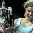 Serena Williams, con el trofeo que la acredita como ganadora del Masters femenino.-Foto: EFE / WALLACE WOON