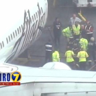 Rescate del maletero que se quedó encerrado en la bodega de un avión de Alaska Airlines.-Foto: AP