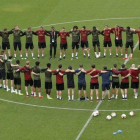 Los jugadores del Arsenal se motivan antes de empezar el entrenamiento en el estadio Olímpico de Bakú (Azerbayán), la sede de la final.-DMITRI LOVETSKY (AP)