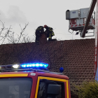 Los bomberos de Diputación sofocan un incendio en una chimenea. HDS