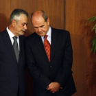 José Antonio Griñán y Manuel Chaves conversan en Sevilla, en abril del 2009.-Foto: REUTERS / MARCELO DEL POZO