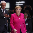 Merkel (derecha) y Matthias Mueller, presidente de Volkswagen, en el Salón Internacional del Automóvil de Fráncfort, el 14 de septiembre.-/ GETTY IMAGES / SEAN GALLUP