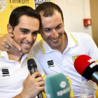 Ivan Basso se apoya en Alberto Contador durante la rueda de prensa en la que ha anunciado que sufre cáncer y abandona el Tour.-Foto:   REUTERS / NILS MEILVANG