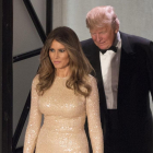 Melania Trump llega a la Cena a la Luz de las Velas en Union Station, un día antes la toma de posesión como presidente.-CHRIS KLEPONIS / POOL