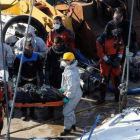 Miembros de los servicios de rescate recuperan el cuerpo de una de las victimas mortales del barco naufragado en el río Danubio.-ZOLTAN MATHE (EFE)