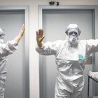 Sanitarios de Valencia reciben indicaciones sobre el modo de colocarse los trajes para tratar el ébola.-Foto: MIGUEL LORENZO