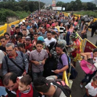 Ciudadanos venezolanos cruzan el puente internacional Simón Bolívar desde San Antonio del Tachira, en Venezuela, hacia Colombia, el 10 de febrero.-AFP