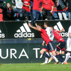 Decepción de los jugadores del Numancia tras encajar uno de los tres goles el domingo en El Sadar.-Área 11