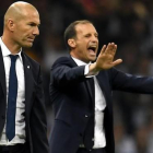 Massimiliano Allegria da instrucciones a sus jugadores ante la mirada de Zinedine Zidane.-EFE / ANDY RAIN
