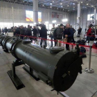 Un militar ruso vigila el arsenal bélico en el complejo de misiles Iskander M en el centro de exposiciones militares Patriot, cerca de Moscú.-SERGEI CHIRIKOV (EFE)