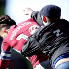 Momento en el que el aficionado golpea a John Grealish.-EL PERIÓDICO
