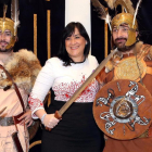 Ana Sánchez, blande una espada junto a los guerreros numantinos durante una visita a las Cortes .-ICAL