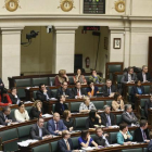 Los parlamentarios belgas, con la imagen de pantalla que publica los resultados de la votación aprobada de la eutanasia para los menores, en febrero del 2014.-JULIEN WARNAND / EFE