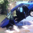 Vehículo rescatado de las aguas del Duero.-Bomberos de Soria