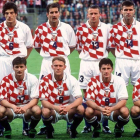 La formación inicial de Croacia en un partido de 1998. Arriba, el portero Ladic, seguido de Bilic, Stimac, Stanic, Soldo y Asanovic. Abajo, el capitán Boban, Jarni, Prosinecki, Suker y Simic. /-EL PERIÓDICO