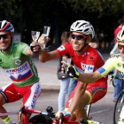 Aru (c), "Purito (i) y el polaco Majka (d), primero, segundo y tercero en la Vuelta Ciclista a España, durante la última etapa.-EFE