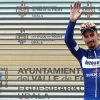 Julian Alaphilippe, el martes, en el podio de la Vuelta al País Vasco.-EFE / JESÚS DIGES