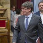 El presidente de la Generalitat, Carles Puigdemont, y el vicepresidente del Govern, Oriol Junqueras, en el hemiciclo del Parlament.-FERRAN SENDRA