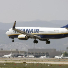 Un avión de Ryanair aterriza en el aeropuerto de El Prat, en agosto.-JOSEP GARCÍA