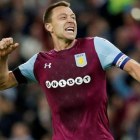 John Terry celebra un gol en uno de sus últimos partidos con el Aston Villa la pasada campaña.-EL PERIÓDICO